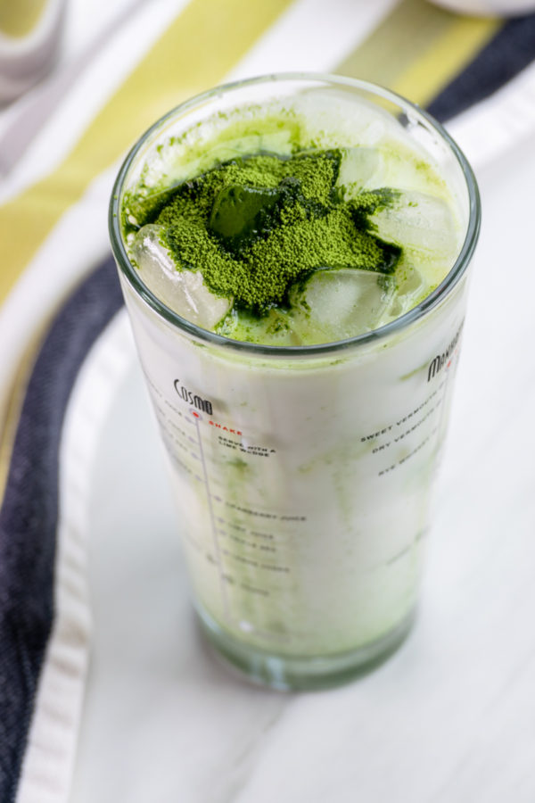 gelado matcha chá verde, café com leite em uma coqueteleira