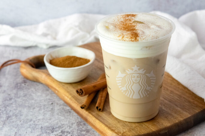 https://www.sweetsteep.com/wp-content/uploads/2023/08/iced-vanilla-chai-latte-starbucks-copycat-1-683x455.jpg